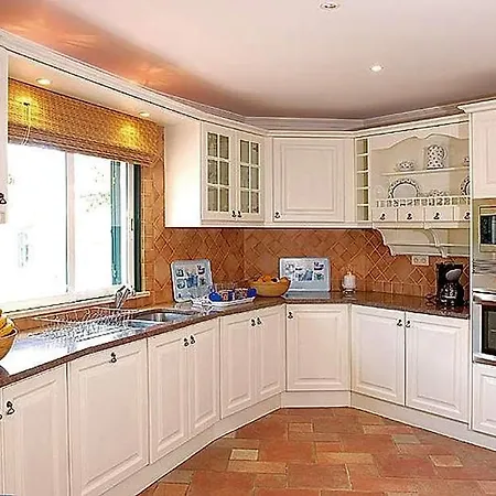Sleeps 10 With Pool Air Con And Wifi Boliqueime